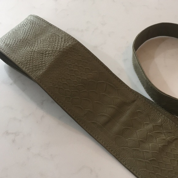 G.I.L.I Embossed Leather Reversible Obi Wrap Belt - Picture 3 of 6